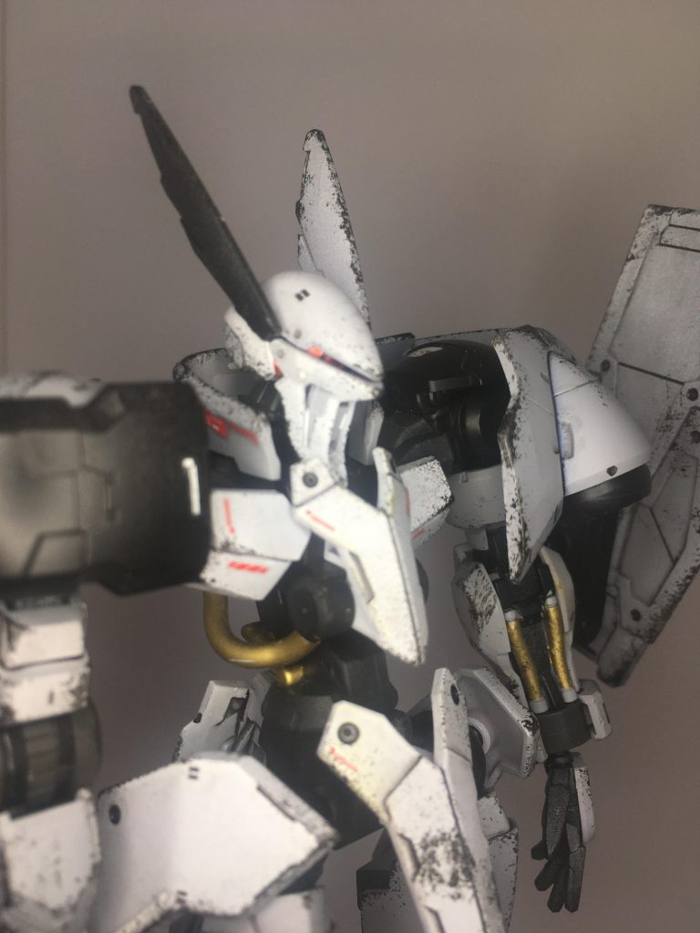 頭部センサーの赤が覗き見えるところが結構気に入っています。
もっと汚してもよかったかな?
デカールは思いつくまま貼っています。