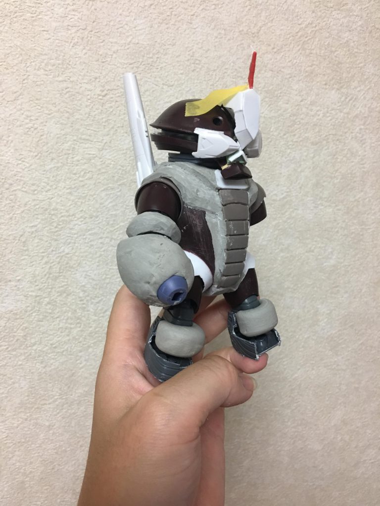 ジャンクパーツとパテで、特徴的なゴーグルと腕などを作成。