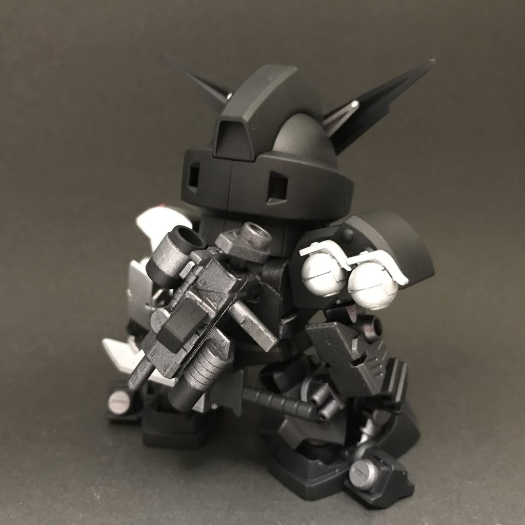 武器類は背面に懸架できます。