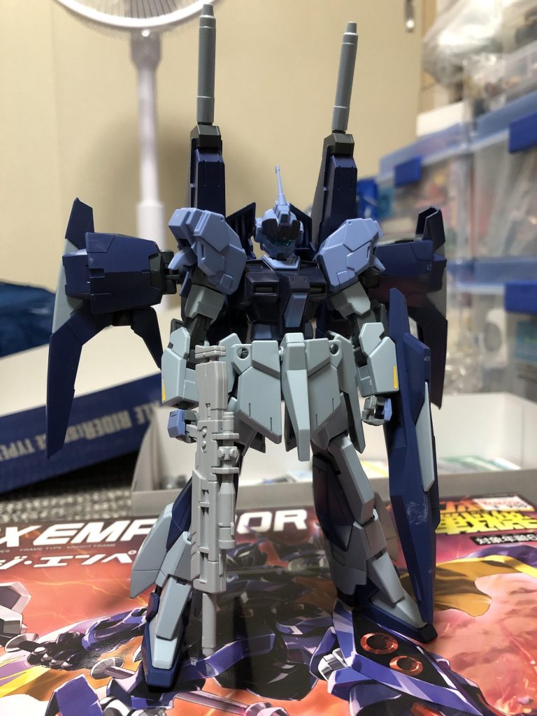 元々はこんな感じです。
腰がやや大きく感じたのでスクランブルガンダムのものに、そして肩をライトニングガンダムのものに取り替えました。