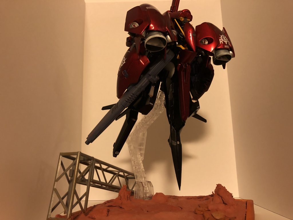 飛行ユニットにマウントしたシールドは腕部にもマウント可能