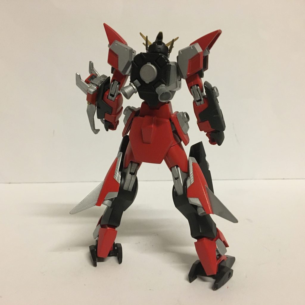 背中パーツをクロスボーン魔王にして武器パーツの装着やスタンド用のジョイントを増やすことが出来ました。
また、足元が少しバランスが上手くとれなかったので踵に余剰パーツをくっつけて設置面を増やしました。