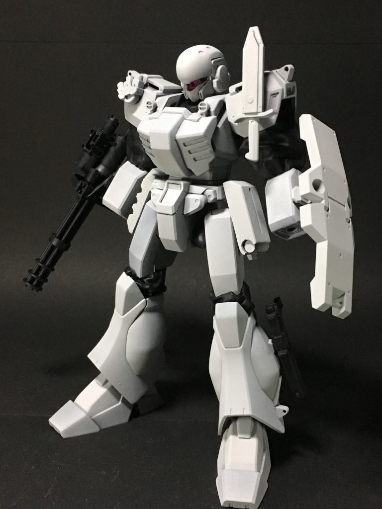 基本はエスコートジェガン、左肩、左脹脛、腰グレネードにコンロイ機、股関節とバックパックにブラストマスターをミキシングしています。
ミニガンはリトルアーモリーのM134を使用
ゴム手袋とイヤホンが関節カバーになってます。