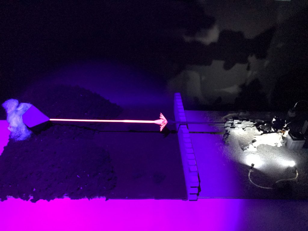 電気を消してスポットライトとUVライトでやった写真です。