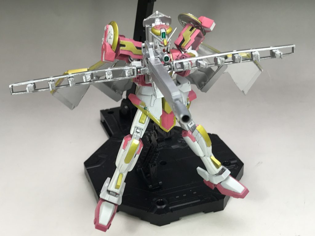 メインのロングライフルはゲームと同じく全てが開閉、発射形態に変形します