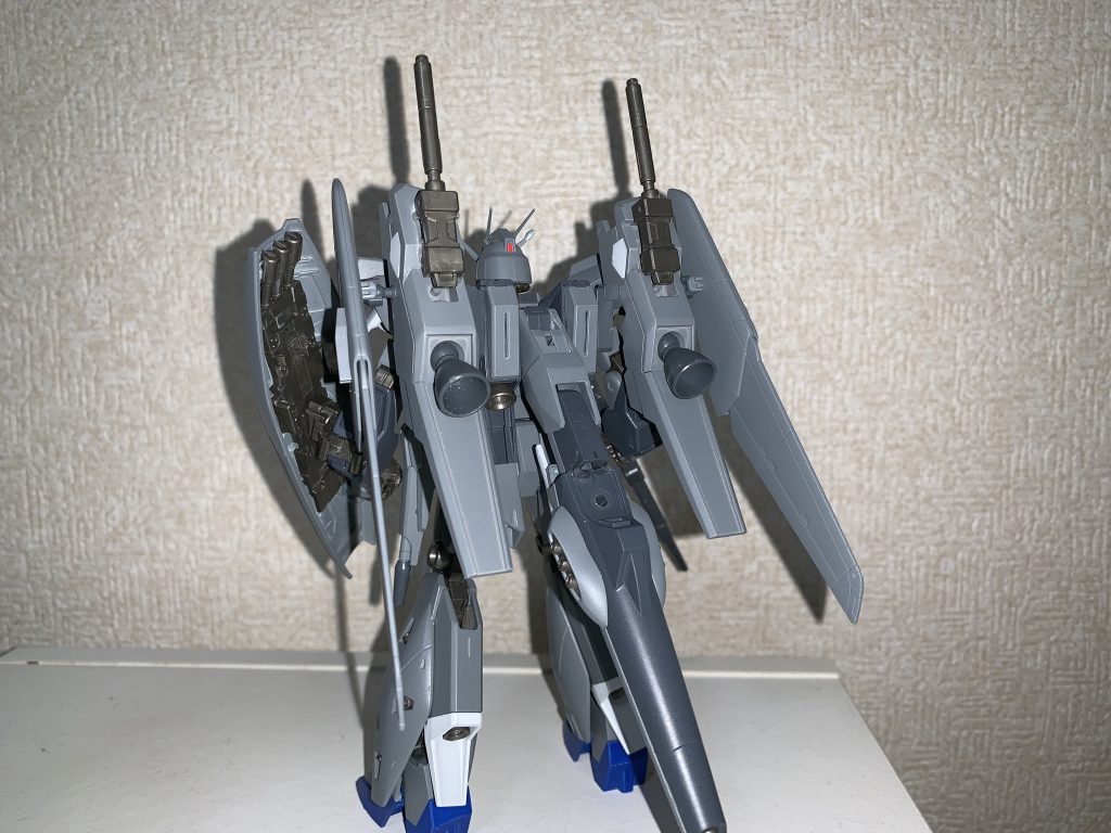 背部ユニット。見ての通りゴッタゴタです、使用パーツはリ・ガズィ、BWS、リゼル(GR所属C型)の余剰品、Zプラスのウィングバインダー、ボールデンアームズアームの3mmジョイント