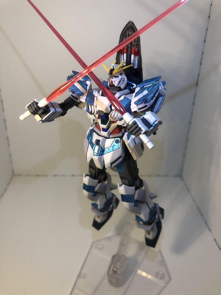 C装備の一番の見所はコンテナからの登場シーンですね
今回スミ入れ後、
最終盤をイメージしてサイコフレームをガンダムマーカーエアブラシを使って
メタリックブルーで塗ってます
あとシールド裏のミサイルとかコアファイターのキャノピー部とか、
足りない部分をマーカーで塗装してます
仕上げはサイコフレームは光沢、その他はつや消しのトップコートです