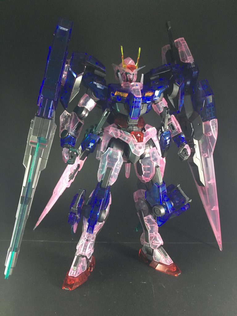 全身にガイアの蛍光クリアピンクで墨入れしています。(クリアパーツは裏側も)
フレームの墨入れで胸と爪先が割れました…