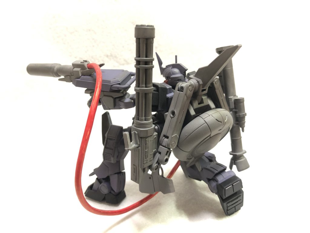 艦載メガ粒子砲をモビルスーツが運用するために、背中には大型のジェネレーターユニットを装備。