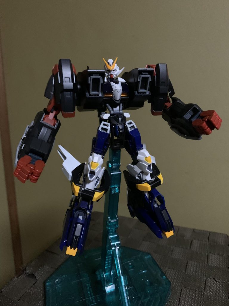 変形させるとガンダムダンタリオンになります。
こちらも若干ですがミキシングし、上半身と下半身のバランスをとりました。
頬のブレードアンテナはプラ板で作成。