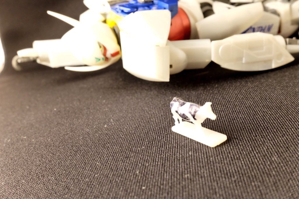 ……
こちらの牛なのですが、クオリティがとんでもなく高いです。
よく見るとツノや耳、さらには乳牛特有の大きなおっぱいまで付いているんです。
細かい上に作りが丁寧、さすがは1/100サイズの牛です!
バンダイさんってすげーや!