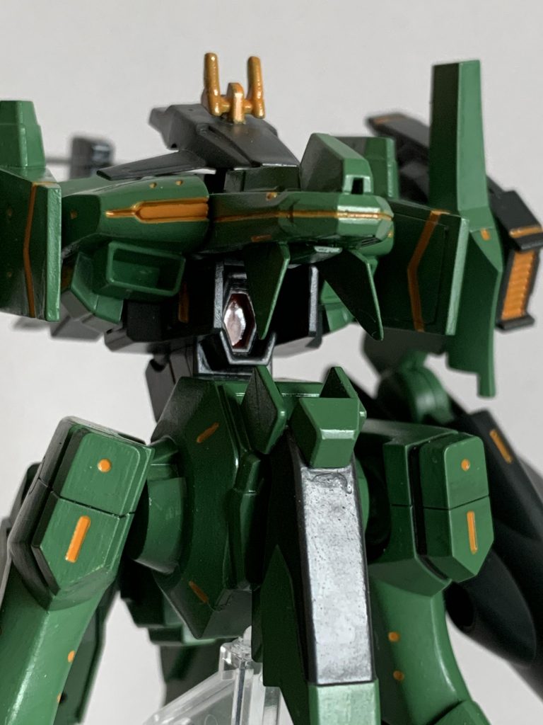 腹部に荷電粒子砲を装備。やっぱ、大火力砲は要りますよね。