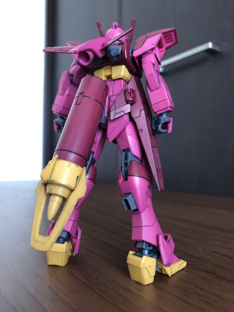 ハチのお尻っぽいですよね。
けっこう大きいんですが、中空なんでキットを立たせるのに障害になりません。