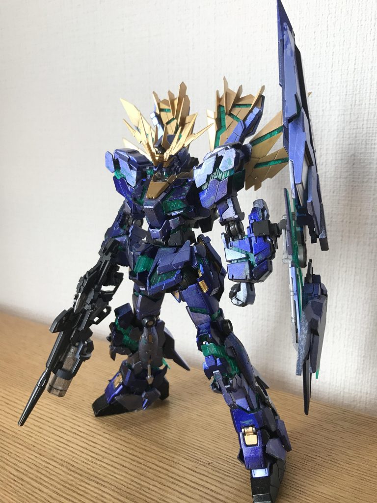 外装はパープルメタリック、ディープブルーメタリック、フレームはグレーメタリック、シャインシルバー、ゴールドで塗装。
折角の最終決戦仕様なのでサイコフレームは無塗装、リアルデカールも使用しました。