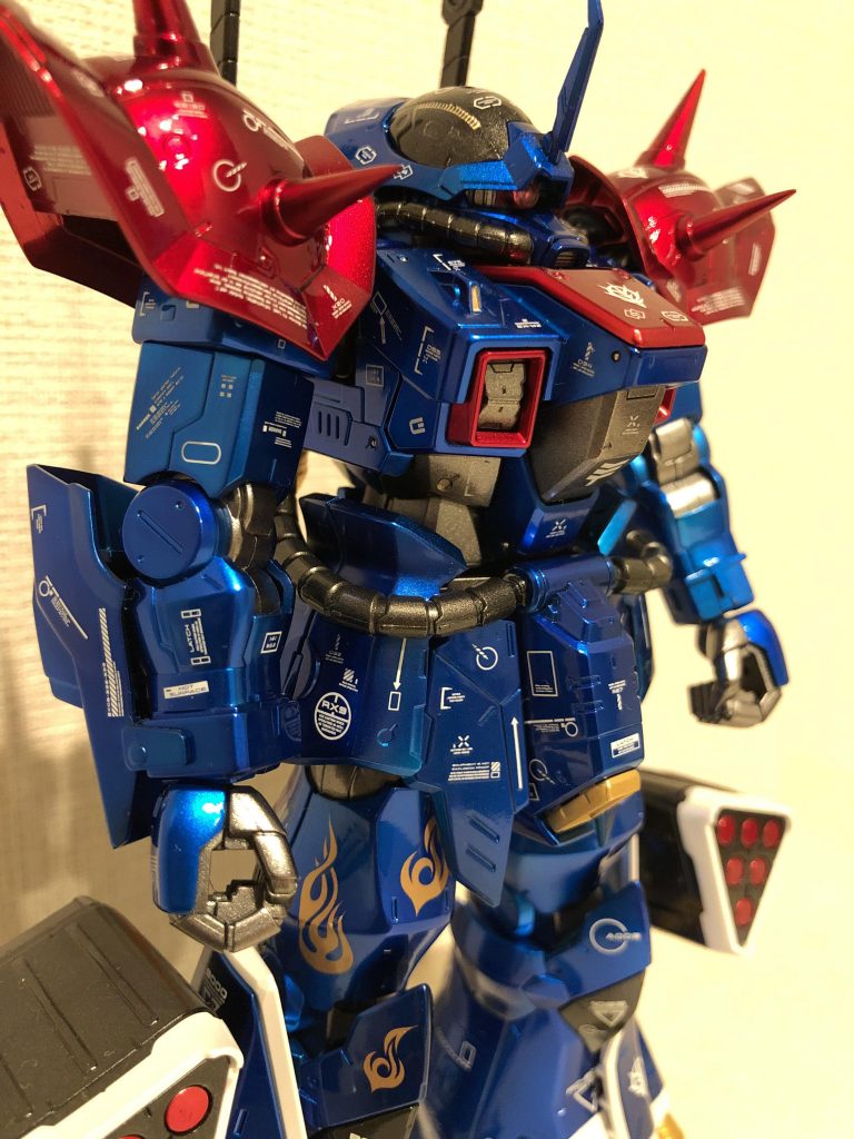 右側面から。
塗装レシピ
①黒サフ→スターブライトシルバー→クリアブルー→光沢クリア(本体)
②黒サフ→スターブライトシルバー→クリアレッド→光沢クリア(ミサイルポッドの弾頭部、胸部)
③黒サフ→スターブライトアイアンor焼鉄色(関節部、足、膝、武器類)
④白サフ→パールシルバー→光沢クリア(ミサイルポッド、脚部)
⑤黒サフ→スターブライトゴールド→光沢クリア(バーニア部)