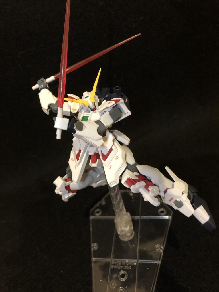 もちろんビームサーベルもあります。ただ本当にガンプラバトルのことを考えるなら、サーベルは腰にある方が応用が利くと思うんですよね。