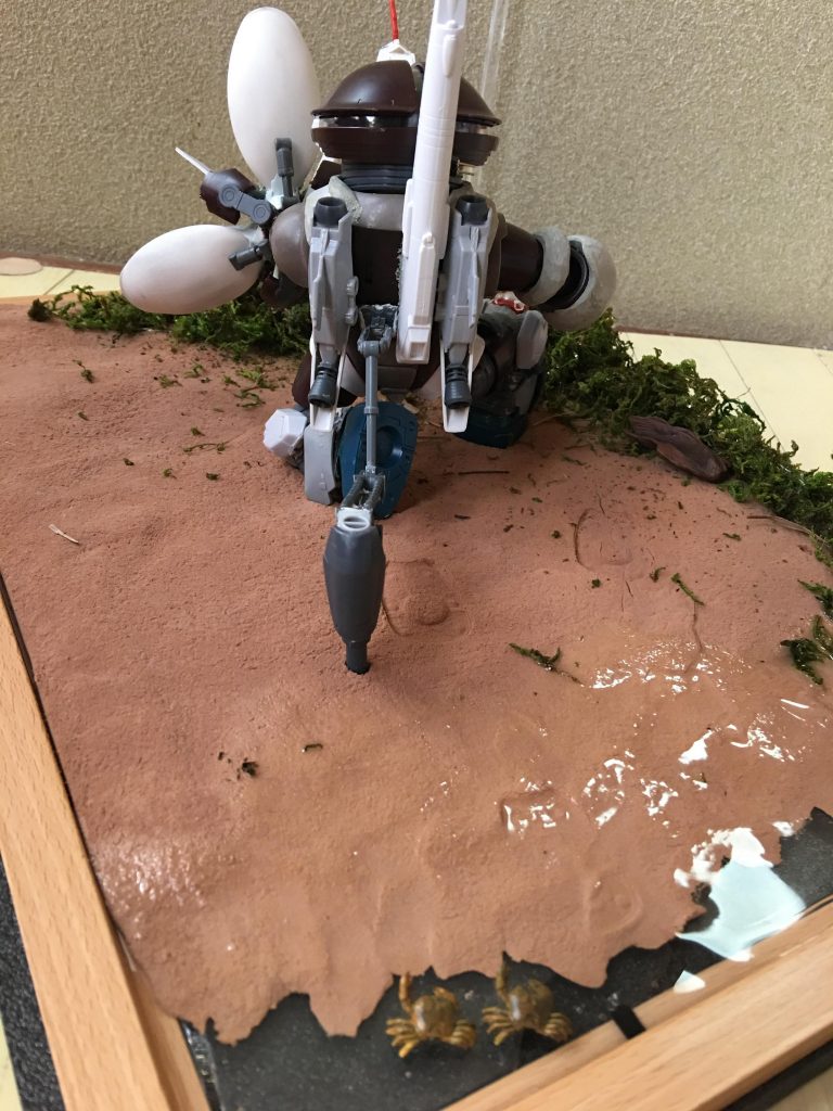 ジオラマも仕上げに。
更に、娘の置いたカニ。