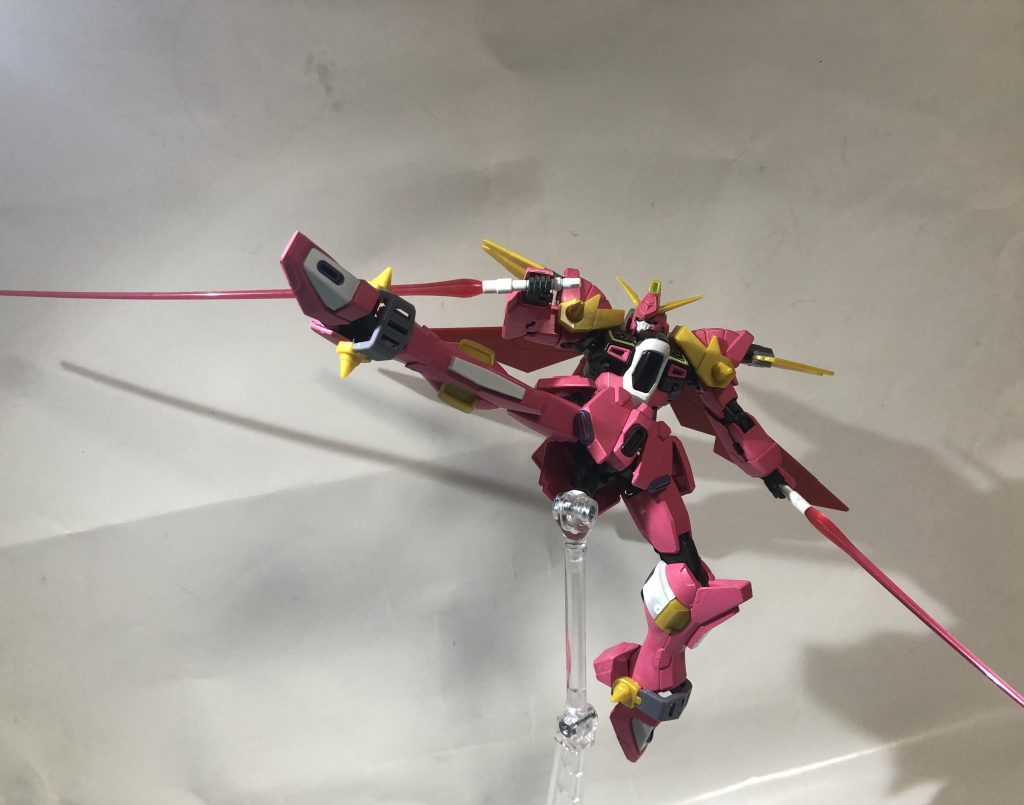 インジャスお得意の足蹴りポーズですね。