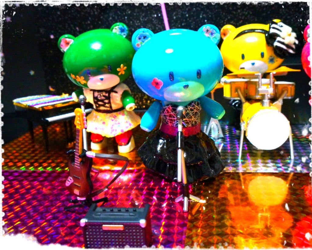 小物は別のフィギュアやガチャポンのグッズから拝借。
キーボードが手に入らなくて、ピアノになりました笑