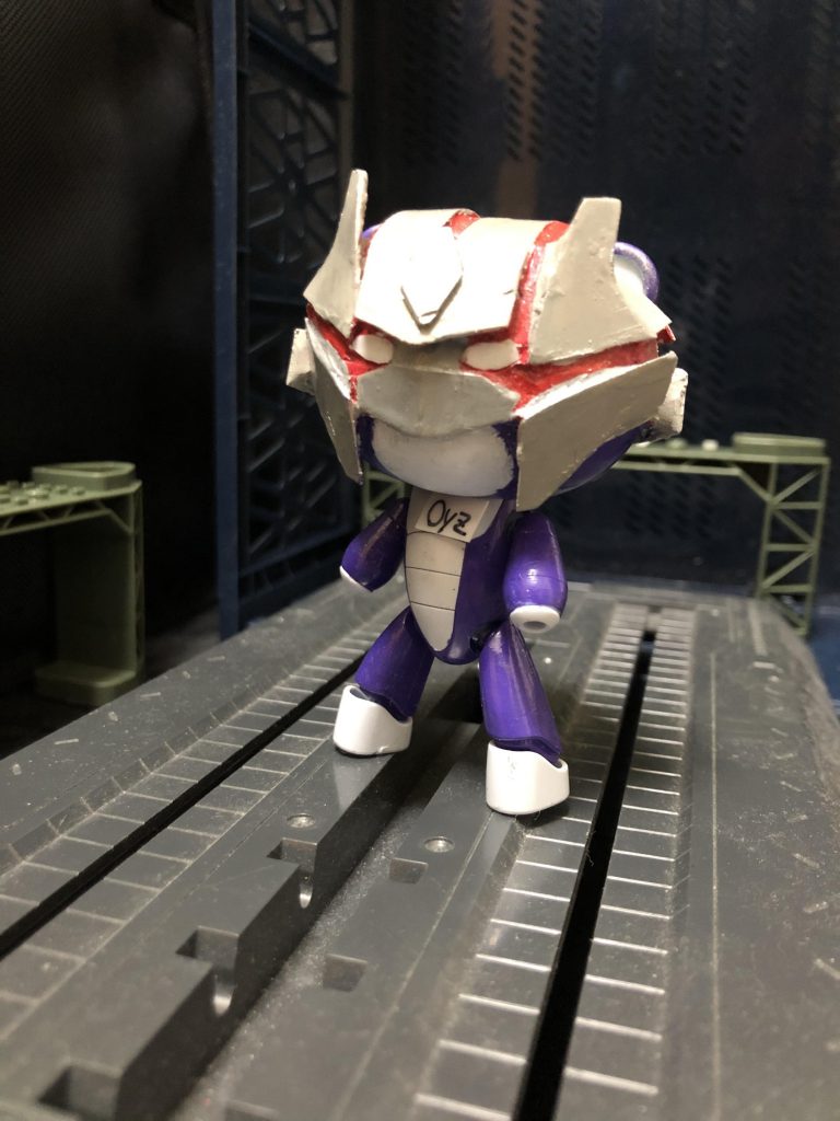 oyz「コレぞ今回のマスコン用MS、プチッガイ改造のoyzーGUYですっ!私自身をモチーフに、”ッガイ“を”GUY“に掛けたネーミング遊びも忘れない、かっこ可愛いプチッガイであります!」
Mr.BK「......クオリティ低いなオイ....。」
oyz「ハハハっ!ネオ・ノアロークのマスクって何でこんなに複雑なんすかね〜?再現しようと思ったらこんな感じになっちゃいましたよお!」
Mr.BK「ダメだコリャ。」
Mr.BK「まあ、今回は参加することに意義があるって事で。じゃあ同じGUNSTARDOMのKTAさんのマスコンの様子観てくるわー。」
oyz「いやっ!ちょっと待って下さいマスター!!これだけじゃないんですよ!コンビなんです今回っ!」
Mr.BK「コンビ?」
oyz「今回のガンプラベースはベアッガイF!つまり、プチッガイはベアッガイの付属っ!つまり...!」
Mr.BK「つまり、ベアッガイベースの改造品があると...!」
oyz「そう!それがこちらっ!“嫁ッガイ”です!」
バーーーン!