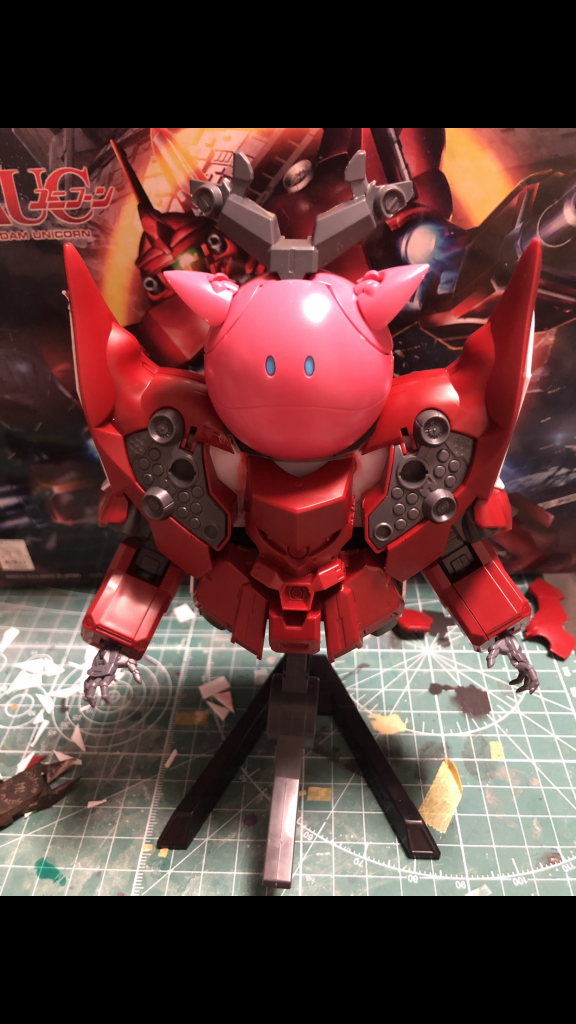 ある程度形が見えてきた段階です。ここからパテを各箇所に盛っていきます。パテは大量に消費しました笑