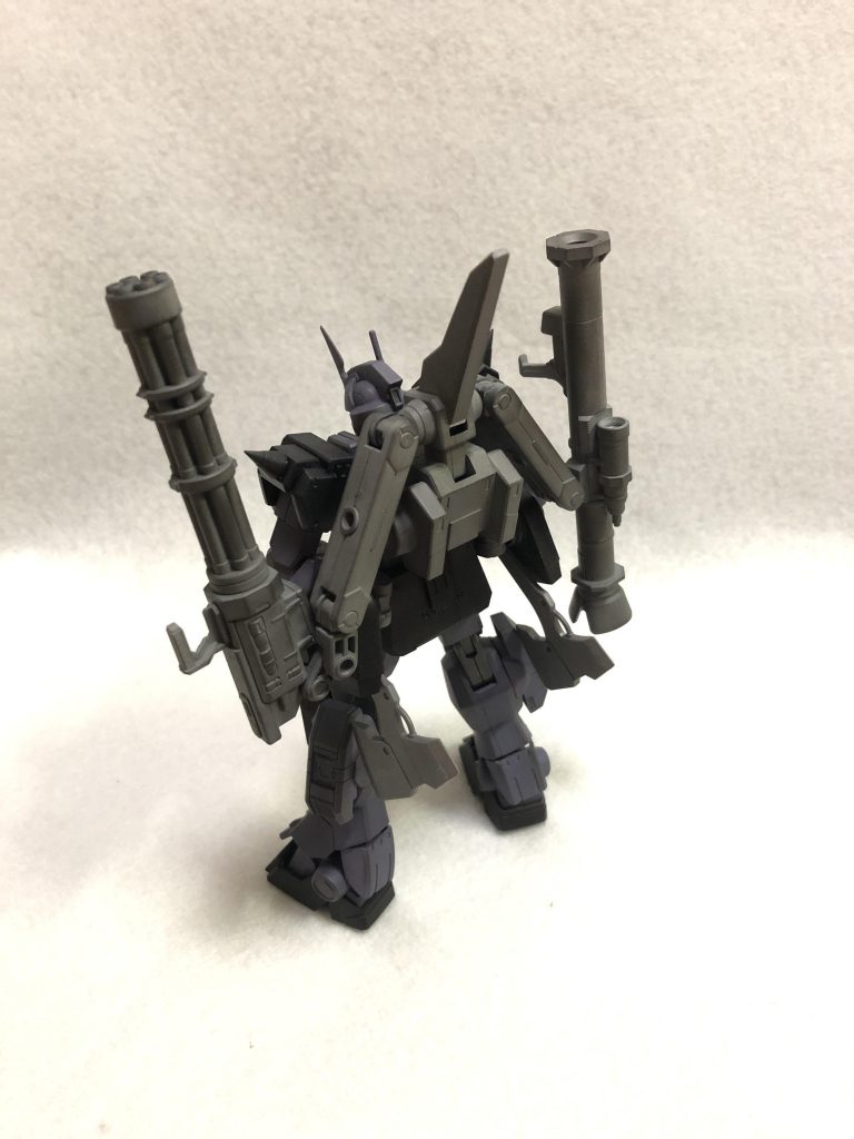 背面。バズーカとガトリング砲を装備。スラスターは腰に付いています。更に、ヒートホークも2本装備。