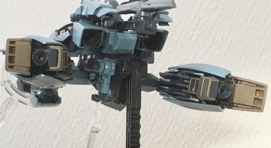 これはとあるGBNのダイバーの話。グラハム好きすぎてダイバールックだけでは飽き足らず中の人繋がりの機体⁇も作ってしまう。フォース「SMS」を結成し、マクロスなのかガンダムなのかよく分からないチームになっていて、チーム戦では戦艦扱いになってるマクロス・グラハムを出撃させてリーダーの口上から始まります。『本艦はこれよりガンダムとの近接格闘戦に入る！ 全艦トランスフォーメーション！！』『ビリー、この機体が何故フラッグでありながらマクロスの名を冠されているのか。 いや、マクロスでありながら何故グラハムなのか思い知らせてやれ！！』