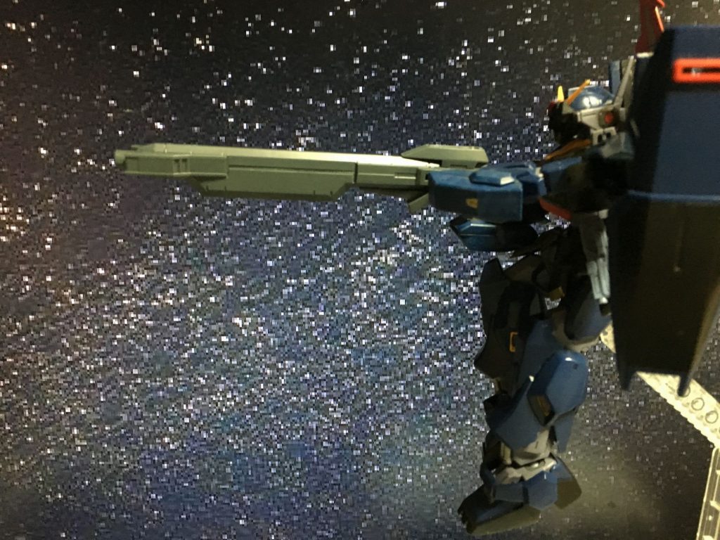 高出力ロングライフル。本機の主力武器。高火力長射程だがさすがに取り回しは悪い。