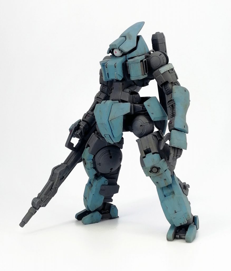 塗装は下地にメカサフヘヴィを塗って全体にドライブラシ、チッピングと軽いウォッシング。
一旦コートして各装甲をファレホを筆塗り。
AK236 ウォッシャブル添加剤を使用してエッジを控えめに剥がしています。
その後各ウェザリング塗料や油絵具で汚して仕上げました。
左腕の青いのは登録識別証みたいな感じ。