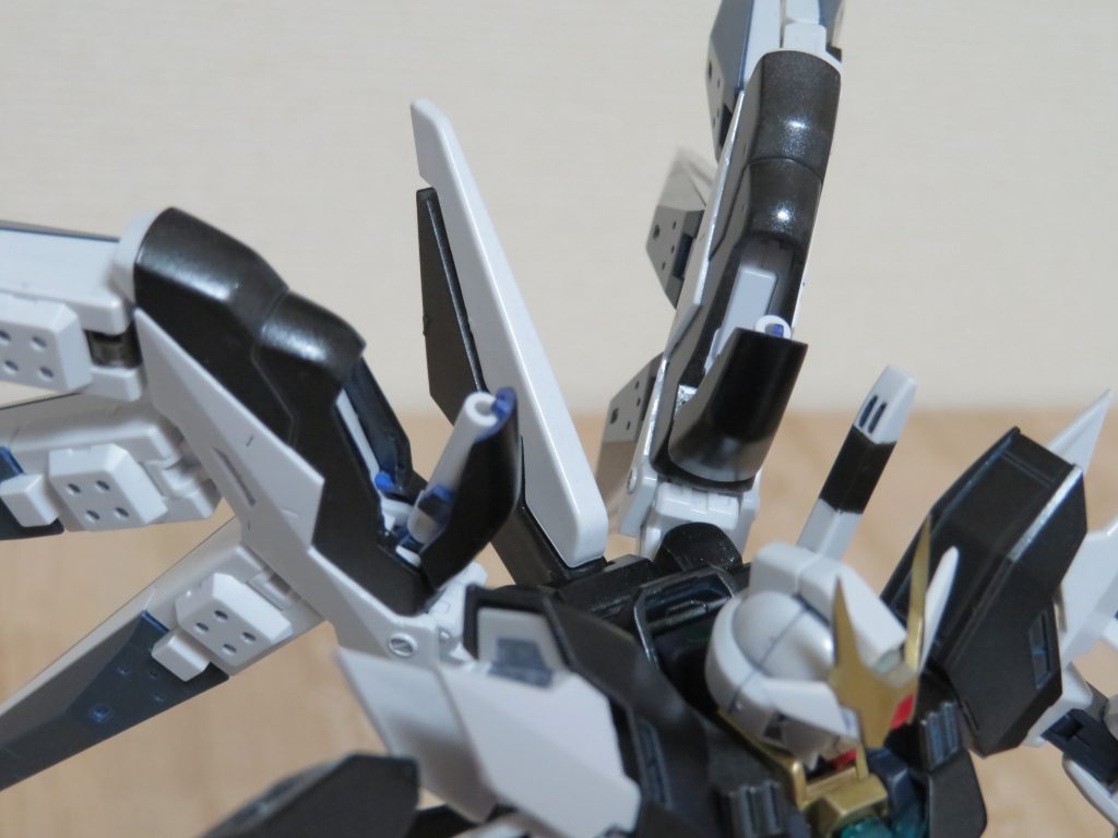 Hi-vガンダムのフィンファンネル部に
ビームサーベルが収納できる面白いギミックも取り入れた事で、よりこの機体の面白さが増したかな♩と1人自己満してます。