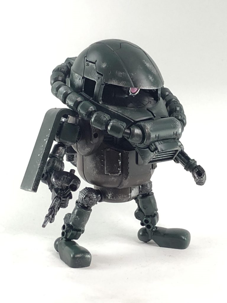 両肩のシールドとスパイクがかなり“ザクっぽさ”に貢献してくれていると思います。マシンガンはFGの細さが丁度良かった感じです。