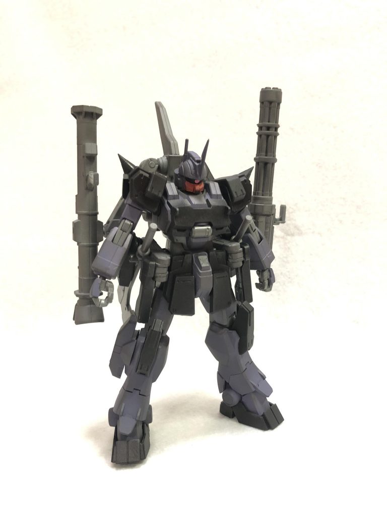 本体は鹵獲された陸戦ガンダムや、ジムを流用して改造。武装はジオン系の物をメインに装備。という設定です。
ブレードアンテナとモノアイでジオン系らしく。カラーリングはドムを参考にしました。が、何故か出来上がったのはザフト系モビルスーツでした(  ˙-˙  )