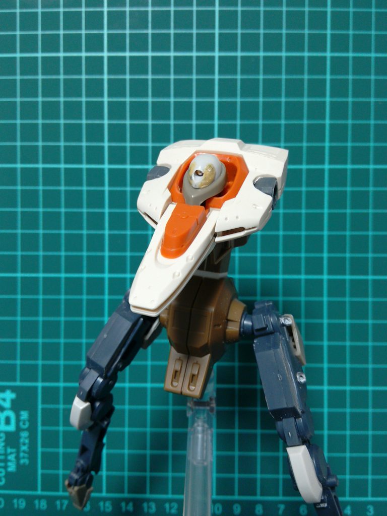 目はパテで塞いで単眼化
レンズは百均のネイルアート用のものを使っています。