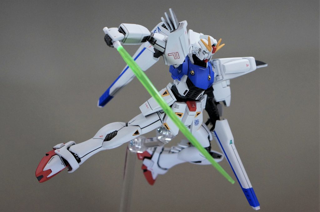 ビームサーベルは熱湯で曲げて、サーベルを振っている動きを表現してみました。