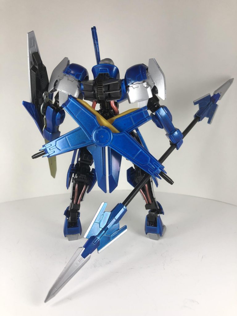 マントは肩パーツに挟み込んでいるので着脱可能。