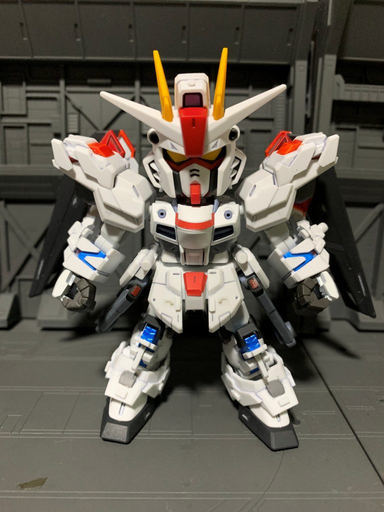 PHASE-01 その名はガンダムSDCSのフリーダムガンダムをベースに腕と脚はSDCSユニコーンガンダムを使用しました。サイコフレームは赤から青に塗り替え。肩にユニコーンの肩パーツを分解して貼り付け。脚と腰と頭にはランナータグから切り出したプラバンを接着してVerカトキに見えるようにディティールアップしました。