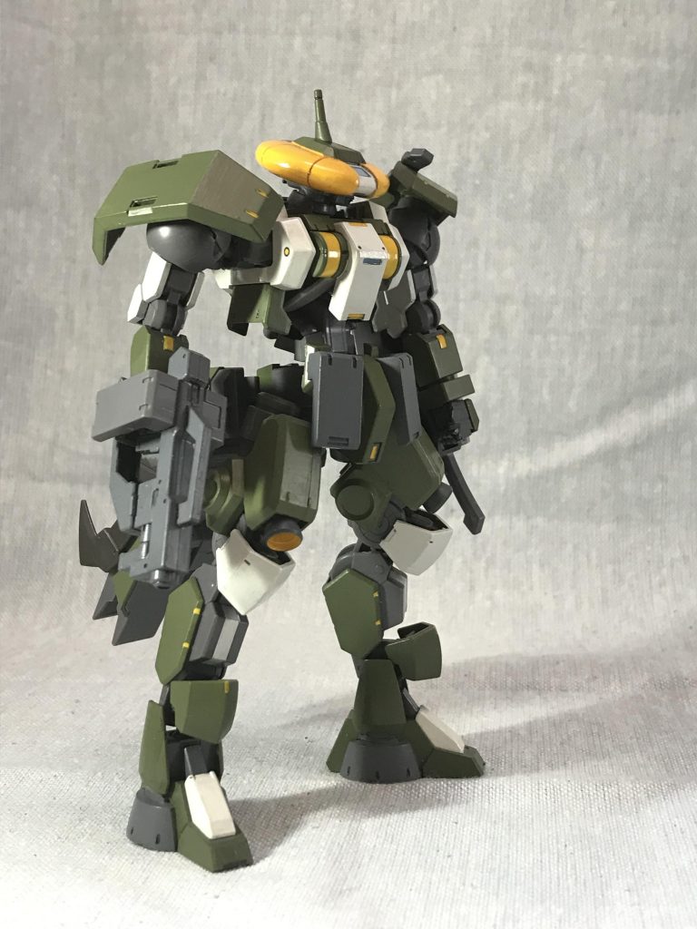 円盤頭は旧キットアッシマーのオマケアッシマーです。
グレイズ系の互換性パーツを活かして良いように合わせた感じです。

この頃はなんでもかんでも緑色に塗ってましたね。