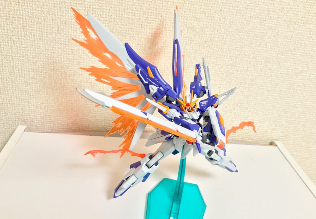 トランザムブーストモードマキシアクセル。前世代機では偶発的に生じていた、トランザムとFXバーストと、余剰出力による光の翼のぶつかり合いがファントムライトに近い性質をもって発現していた機構を意図的に組み込んだ本機の切り札であり、機体のスリット各所から炎のような揺らぎが発現するだけでなく、光の翼の色や対艦刀の
ビームも密度を増し、同様の色に変化する。

稼働時間の制限と、使用後に予備動力も含めた全てを使い果たすため、行動不能になるリスクは原型機から引き継いでいるものの、5分間稼働時間が延長されたのに加え、必殺技も対艦刀に全てのエネルギーを集中し、巨大な炎の刃を振り下ろすGNフレイムライザーソードに変化している。




長々と失礼しました。ダブルオーダイバーにデスティニーを混ぜてVXSカラーで塗ったものです