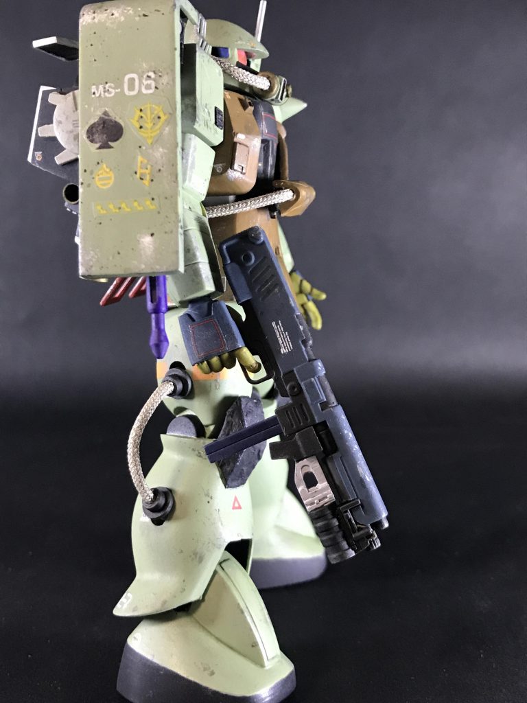 このキットはグーパンチしかつかないので有名ですが、ジャンクからマシンガンとヒートホークを持ってきてちょっと加工して装備させました。