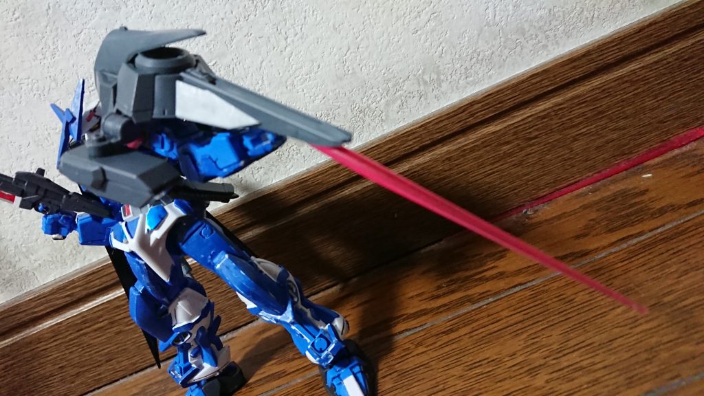 先端からはビームサーベルを展開できます