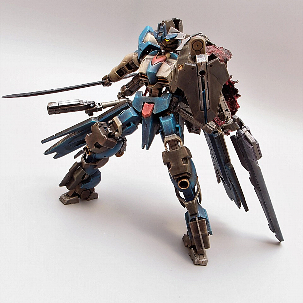 最強防具シェイドウィルダー、機体名にしたけどそもそもどんな見た目か不明なんですよね。ウェスタン帽とロングコートに見えればまあ良いかと。心の目で見ると黄ばんだシャツにジーパンとブーツっぽい意匠が見えるトカ見えないトカ…
再現ではないため、脳内せっていは全体的にフェイク感を強めに。Jack(海外版ネーム)なのでインチキ英語を喋らせました、出来心で。