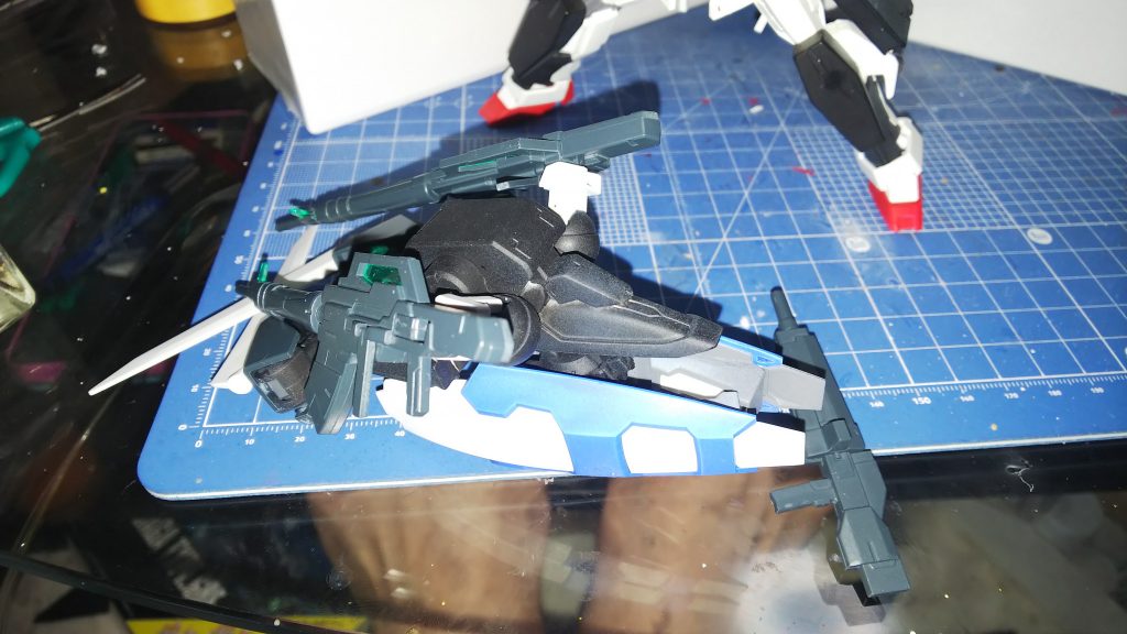 シールド、アサルトライフル、羽をつけた戦闘機。AおよびBの武装はこの有り合わせ戦闘機に集めとけるようにしました。AB両方は腕が干渉しまくって変な風になるのでできませんでした(笑)
閲覧ありがとう!