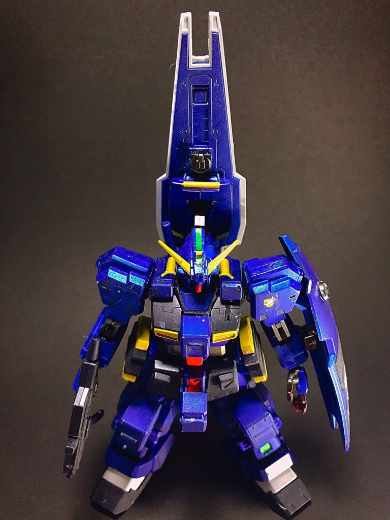 ポーズ2
［ヘイズル］のオプション兵装は初期プランの実験をほぼ完了していたが、この改修によって実験プランは大幅に見直され、それまで以上の様々な形態をとることが可能となっている。武装は［ヘイズル］に準ずるが、各種オプション兵装の追加によりこれまで以上に多彩な武装を利用することが可能である。なお、シールド・ブースターは損傷時全て喪失したため、新規供給されるまでは一般のジム用シールドで代用していた（供給後も任務に応じて使用されるケースも多かった）