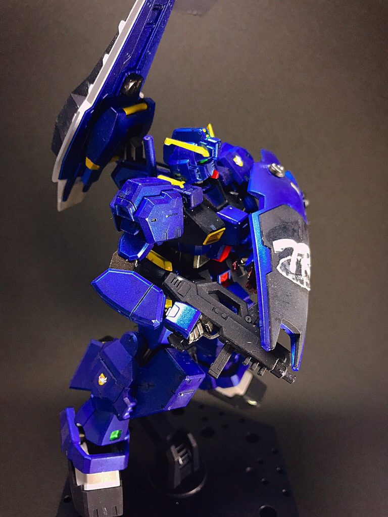 ポーズ3
本機の改修に先立って改装された［ヘイズル2号機］にRX-121-2の型式番号が付与されたことに伴い、本機の型式番号もRX-121からRX-121-1へと移行されることとなった。