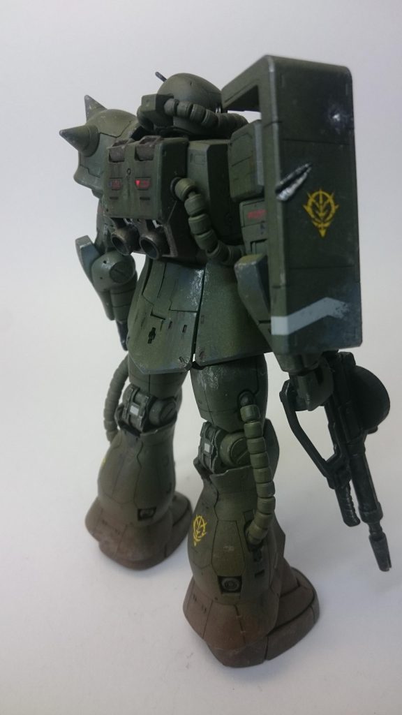 シールドのダメージは、上が陸戦型ジムのマシンガン跡 
中段がビームサーベルのかすり跡  
下の角が基地の壁に擦った跡。
