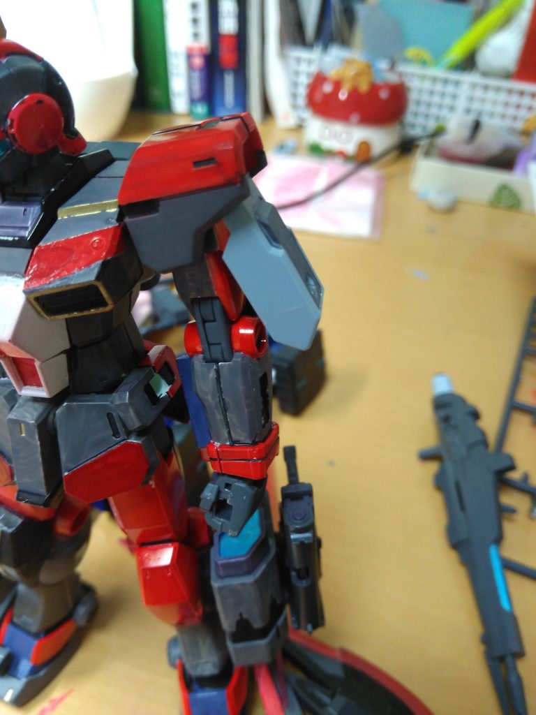 左肩にはライトニングガンダムのサイドアーマー改造したものを接着して色々懸架出来るようになってます。ビームライフルとかシールドとか。