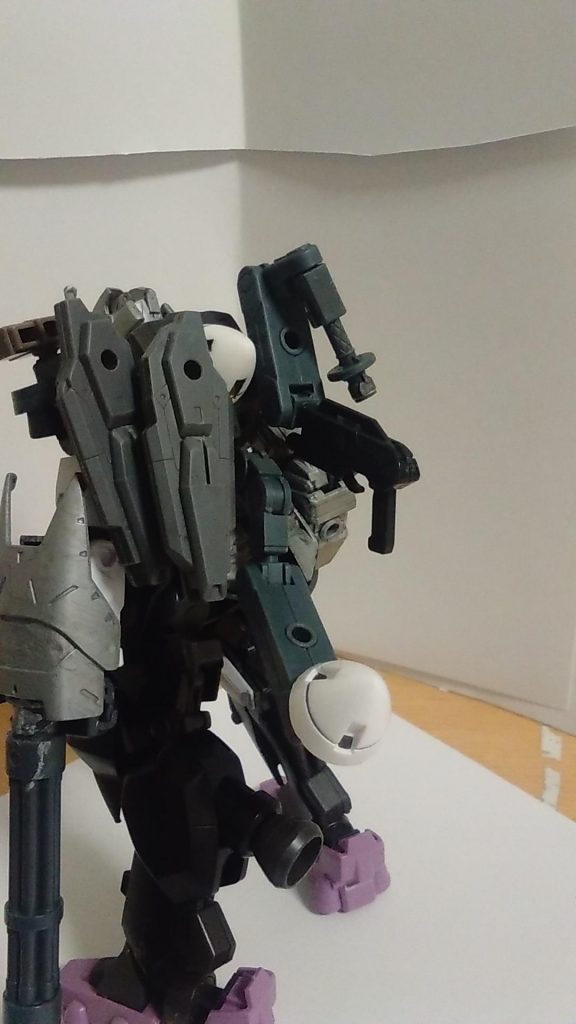 バックパックはGNファング×2とビームガン,ビームサーベルが入っています
(何気に太陽炉は2つです)