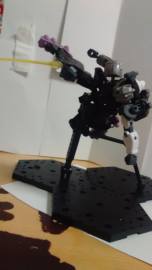 右足の方にはビームサーベルが仕込んであります、
まあ武装を破壊された時の奥の手です