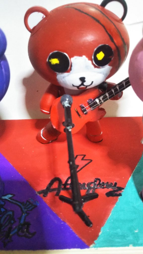 アフターグロウのボーカル美竹蘭を同じくミッシェルの着ぐるみをイメージして作りました。目はプラ板に丸を書き黒と黄色で書きました。