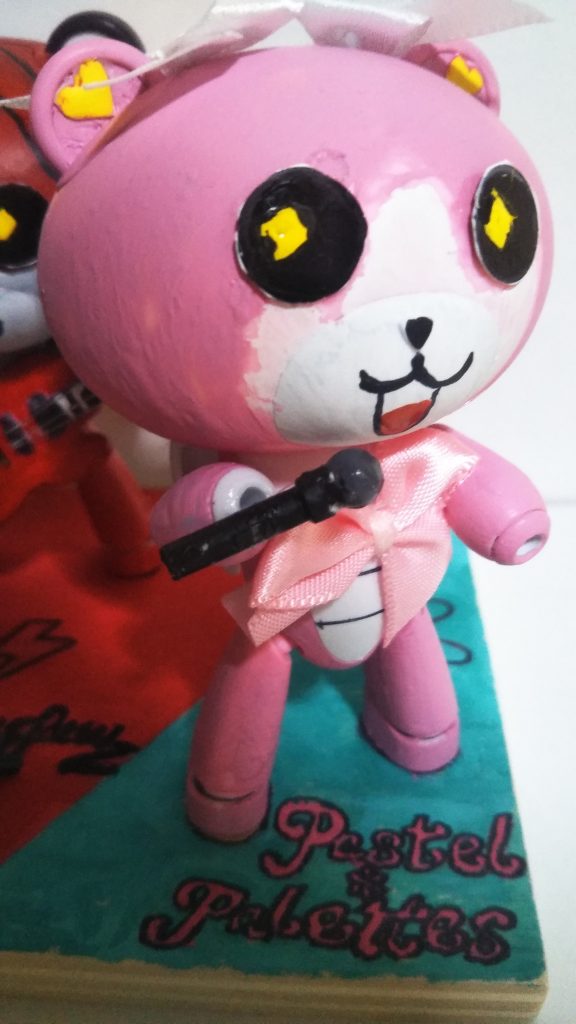 パステルパレットのボーカル丸山彩をこれも同じくミッシェルの着ぐるみをイメージして作りました。耳にあるハートはプラ板をハートに型取り色を塗っています。リボンは100均のリボンを使っています。